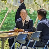 ブドウ農家を視察し、意見交換する自民党の菅前首相＝18日午後、山梨県山梨市