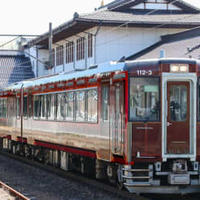 10月の全線再開を記念してJR東日本が運行する臨時列車「只見線満喫号」（同社提供）