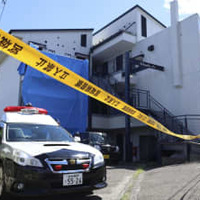 住人の女性が軽傷を負った仙台市泉区のマンション＝19日午後1時9分