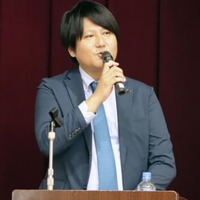 夜間中学の意義について講演する城之内庸仁教諭＝20日午後、香川県三豊市