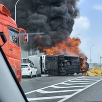 名古屋高速道路で横転し炎上する大型バス＝22日午前（マッサさんのツイッターから）