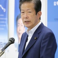 記者会見する公明党の山口代表＝23日午前、国会