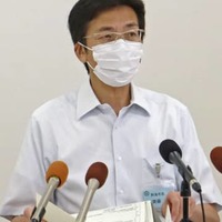 記者会見する熱海市の斉藤栄市長＝24日午前、静岡県熱海市