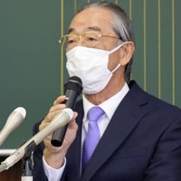 記者会見する崇城大の中山峰男学長＝24日午前、熊本市