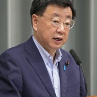 記者会見する松野官房長官＝24日午前、首相官邸