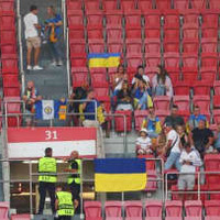 ウクライナにサッカーが戻る…”最前線で生き残った”選手たち、国歌に涙