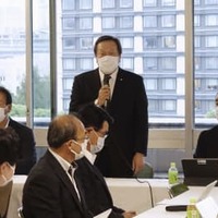 防衛省の概算要求についての自民党会合であいさつする浜田防衛相（中央）＝25日午後、東京・永田町の党本部