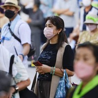 沖縄県知事選が告示され、候補者の街頭演説に集まった人たち＝25日午後、那覇市
