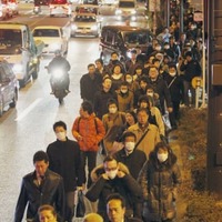 東日本大震災で電車などがストップし、歩いて帰宅する人たち＝2011年3月11日、東京都世田谷区
