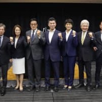 立憲民主党の両院議員総会を終え、記念写真に納まる（左から）大串選対委員長、安住国対委員長、（1人おいて）岡田幹事長、泉代表、西村代表代行、逢坂代表代行、長妻政調会長ら＝26日午前、国会