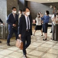 外務省に入る韓国の李相烈外務省アジア太平洋局長（中央）＝26日午前