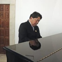 ピアノを演奏する林外相＝26日、チュニス近郊（共同）