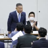 日本維新の会の新代表に選出され拍手を受ける馬場伸幸氏（左から3人目）。左端は松井一郎前代表、右端は吉村洋文副代表＝27日午後、大阪市