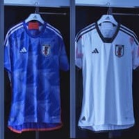 日本代表、カタールW杯に向けた2022新ユニフォームを発表！「折り鶴」を美しく描く