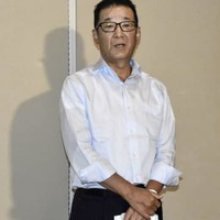 大阪市役所で記者団の取材に応じる日本維新の会前代表の松井一郎市長＝30日午後