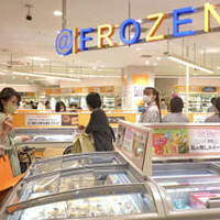 イオンリテールの冷凍食品専門店「＠FROZEN」の売り場＝30日午前、千葉県浦安市