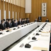 首相官邸で開かれた葬儀実行幹事会＝31日午後