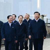 中国上海市を視察する習近平国家主席（右端）。手前左は上海市トップの李強・市共産党委員会書記＝2019年11月（新華社＝共同）