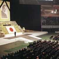 1967年10月31日、吉田茂元首相の国葬で弔辞を述べる佐藤栄作首相＝東京・日本武道館