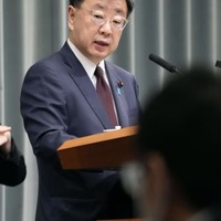 記者会見する松野官房長官＝5日午前、首相官邸