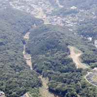 静岡県熱海市の大規模土石流の起点付近（手前）。上は熱海市の市街地＝7月2日