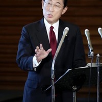 記者団の取材に応じる岸田首相＝6日午後、首相官邸