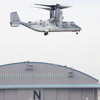 陸上自衛隊木更津駐屯地で飛行する輸送機V22オスプレイ＝2020年11月、千葉県木更津市