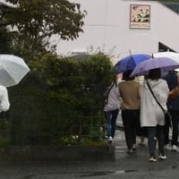 川崎幼稚園が開いた説明会に向かう保護者ら＝7日午前、静岡県牧之原市