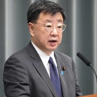 記者会見する松野官房長官＝7日午前、首相官邸