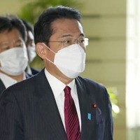 6日、首相官邸に入る岸田首相
