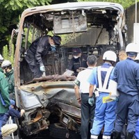 炎上したバスの車内を調べる、バス製造元「三菱ふそうトラック・バス」の担当者ら＝8日午前、名古屋市名東区