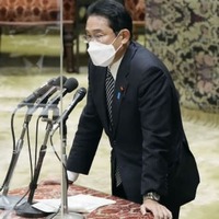 衆院議運委で答弁する岸田首相＝8日午後