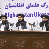 記者会見するイスラム主義組織タリバン暫定政権のムジャヒド報道官（中央）ら＝6月30日、アフガニスタン・カブール（共同）