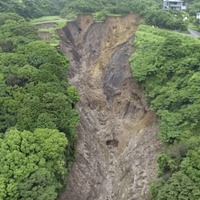 静岡県熱海市伊豆山で発生した大規模な土石流の起点付近＝2021年7月（同県提供）