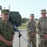 記者会見する陸上自衛隊の吉田圭秀陸上幕僚長（手前左）と米太平洋陸軍のフリン司令官（同右）＝8日午後、鹿児島県奄美市の陸自奄美駐屯地