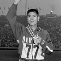 1964年10月、東京五輪男子マラソンで銅メダルを獲得した円谷幸吉さん＝国立競技場