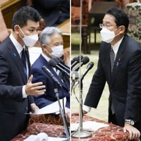 安倍元首相の国葬に関し、衆院議運委で答弁する岸田首相（右）と質問する立憲民主党の泉代表＝8日午後