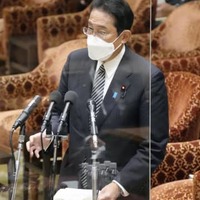 衆院議運委で答弁する岸田首相＝8日午後