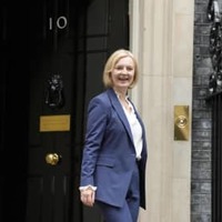 英議会に向かうため首相官邸を出るトラス首相＝7日（AP＝共同）