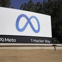メタ（旧フェイスブック）の本社にあるロゴ＝2021年10月、米カリフォルニア州（AP＝共同）