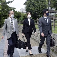 提訴のため奈良地裁へ向かうウクライナ人女性（中央）ら＝9日午前