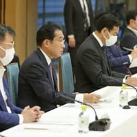 「物価・賃金・生活総合対策本部」の会合であいさつする岸田首相（左から2人目）＝9日午前、首相官邸