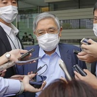 岸田首相との会談後、取材に応じる日銀の黒田東彦総裁＝9日午後、首相官邸