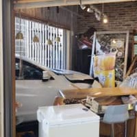「南三陸さんさん商店街」の店舗内に突っ込んだ車＝9日午後、宮城県南三陸町（長嶋涼太さん提供）