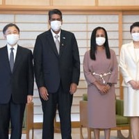 パラオのウィップス大統領夫妻との会見前に記念撮影に臨まれる天皇、皇后両陛下＝9日午後、皇居・御所（代表撮影）