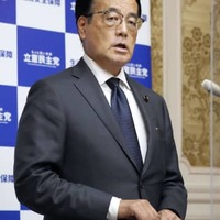 取材に応じる立憲民主党の岡田幹事長＝9日午後、国会