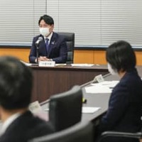 通園バス女児置き去り死を受け、関係府省会議の初会合であいさつする小倉こども政策相（奥）＝9日午後、東京都千代田区