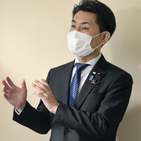 記者団の取材に応じる自民党の石橋林太郎衆院議員＝11日午後、広島市