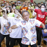 沖縄県知事選で再選を決め、支援者らとカチャーシーを踊る玉城デニー氏（手前）＝11日午後8時4分、那覇市