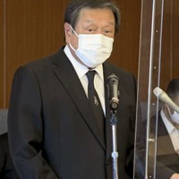 記者会見する浜田防衛相＝13日午前、防衛省